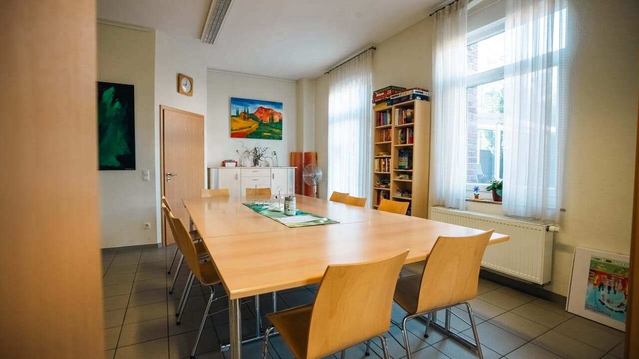 Menschen sitzen in einem modernen Beratungsraum im Kreis Borken und erhalten Unterstützung bei psychischer Erkrankung.