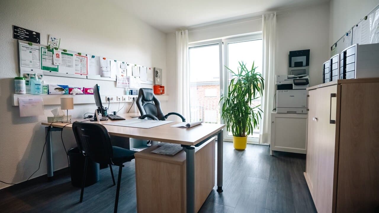 Zwei Personen im Gespräch am Schreibtisch in einer Beratungsstelle für psychische Gesundheit im Kreis Borken.
