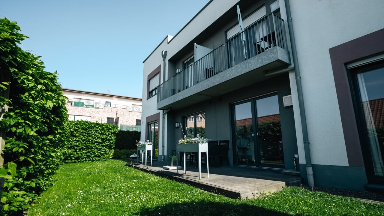 Mehrere Menschen sprechen miteinander in einem Beratungsraum über Unterstützungsangebote bei psychischer Erkrankung im Kreis Borken.