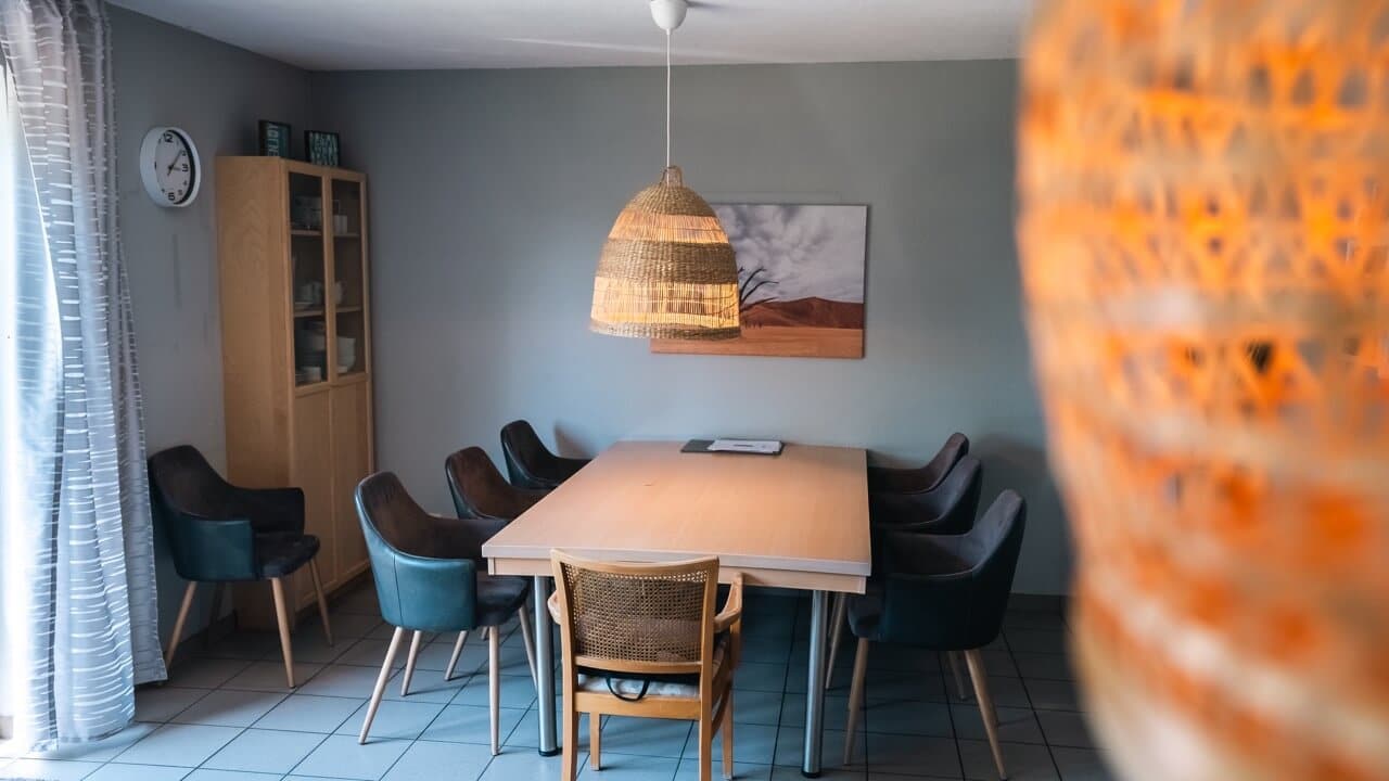 Gruppe von Menschen im Gespräch, Beratungsangebot für psychisch Erkrankte, Kreis Borken, helle freundliche Umgebung.